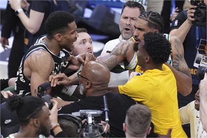 NBA(影)/遭逆轉淘汰後出現大場面 公鹿字母哥槓上溜馬小將馬圖林賽後爆推擠