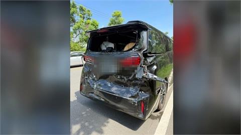 張麗善座車遭混凝土車追撞！　車尾全毀幸人平安無事