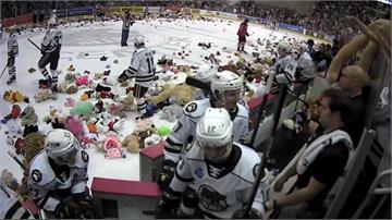 冰球賽丟泰迪熊 超過三萬隻創紀錄