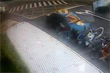 酒駕上路「直直撞」 19台機車和鐵馬連環倒