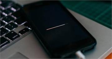 邊充電邊滑手機釀悲劇　巴西15歲少女「意外觸電倒地」身亡