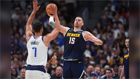 約基奇(藍色球衣)今天23分、21籃板、19助攻。（圖／AP）