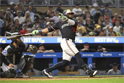 MLB／快退休的球員還能得獎！38歲的雙城一壘手山塔那　 生涯首度拿下金手套獎