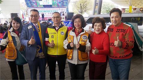 寒冬送暖！周遊賣香腸做愛心　　獅子會捐廂型車助偏鄉孩童圓夢