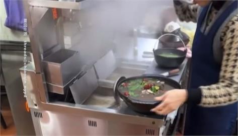 噁！新竹知名熱炒店老闆娘　上菜前湯匙嘗味道再放回