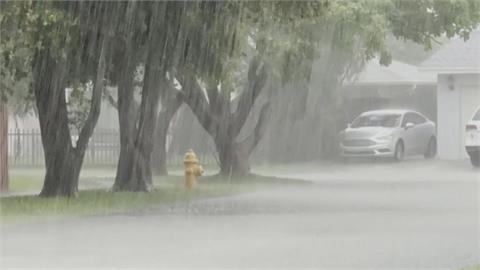 佛州暴雨釀洪水！　邁阿密馬路變水路、民眾划獨木舟