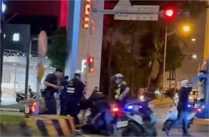 拒檢逃逸衝撞警方！　　桃園酒駕男遭圍捕壓制
