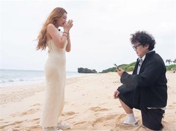 納豆沖繩海灘突下跪求婚　女友依依暴哭答應升格「未婚妻」