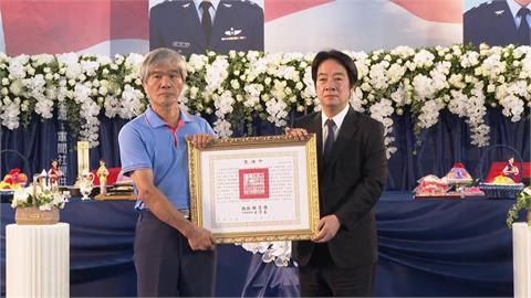 T-34殉職飛官告別式「追晉上校」　賴總統親臨頒褒揚令