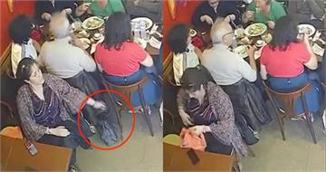 女神偷「30秒從容摸走包包」！整桌用餐者無人察覺　行竊畫面曝光