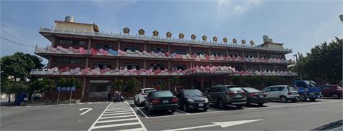 快新聞／彰化福安宮「棉被大軍」登場！　上百條彩色棉被圍牆曬太陽