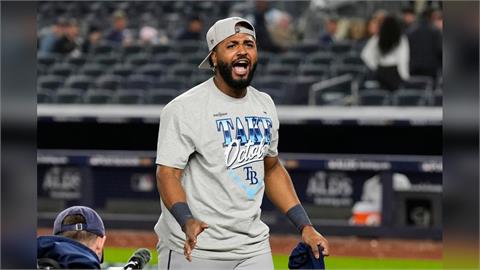MLB(影)／在紐約傷口上灑鹽！光芒全壘打王揮掃把、比晚安手勢、高喊洋基輸了