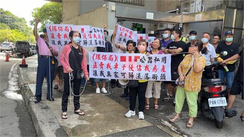 家產遭清潔隊前男友賣光！基隆女拉布條抗議　基隆環保局回應了