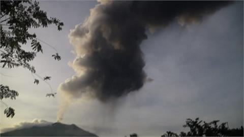 印尼伊布火山五度噴發　火山灰噴高四公里　緊急疏散3000居民