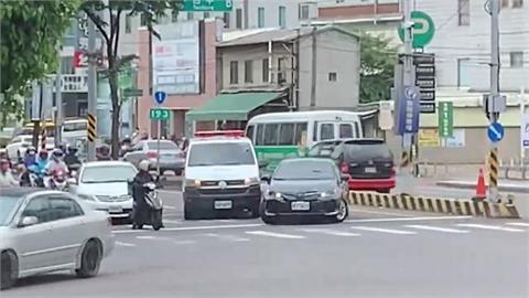 救護車按喇叭、鳴警笛無用？　轎車疑擋路不給過還變換車道