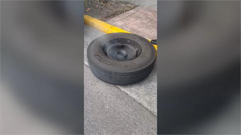 飛來橫禍！　北市公車開一半「輪胎噴飛」砸凹臨停車