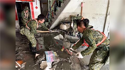 快新聞/分秒必爭!國軍2500兵力花蓮救災 黑鷹直升機也出動