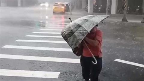 颱風大雨「只撐雨傘」效果最低？醫曝「最強防護組合」免淋濕還乾爽