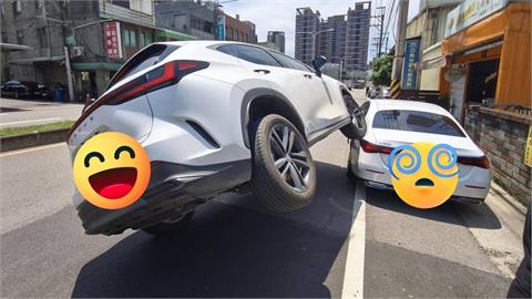 桃園青埔離奇車禍！小客車失控「開到賓士上」網看傻：女版舒馬赫現身