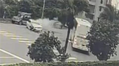 花蓮台11線遊覽車迴轉遭撞　轎車被彈飛到對向冒白煙