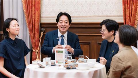快新聞／「台灣國飯」是這碗？賴清德、楊双子同框大吃美食　他首嚐麻薏湯反應曝光