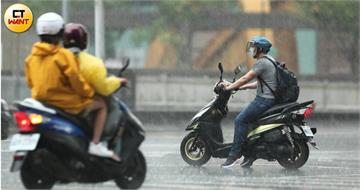 繳智商稅？朋友吐槽騎車買防水外套不如選雨衣　紡織業者這樣說