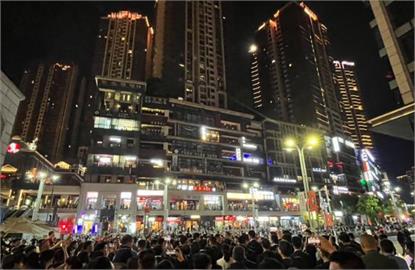 馬英九遊重慶民眾搶合照握手　小粉紅酸：歷史告訴我們「別相信國民黨」
