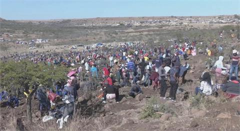南非村莊傳出有鑽石　上千民眾蜂擁而至挖寶