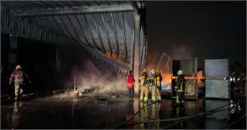 台南塑膠工廠濃煙狂竄 消防出動32車62人急攻火場撲滅火勢