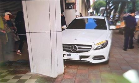 賓士車暴衝人行道撞行人　2路人挨撞1男子送醫