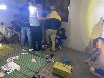 越南「色碟」賭場藏身空屋　桃警深夜出擊連逮15人