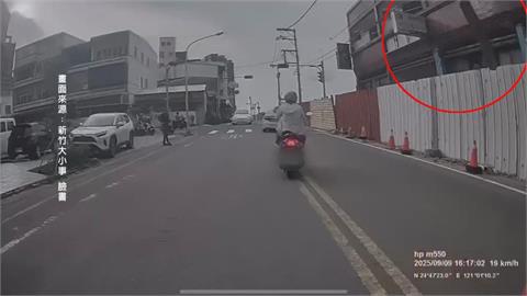 天降磚頭！新竹建商拆「磚頭砸落」　路過騎士險遭砸　市府回應了