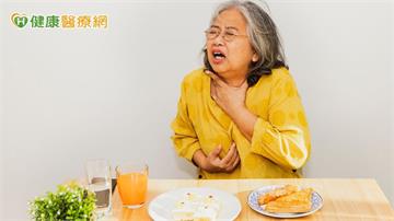  頸部突起、呼吸不順？60歲婦「甲狀腺結節」害難入眠