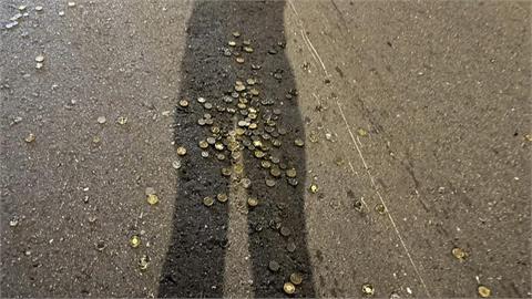 扯!運鈔車行經新北浮州橋不明原因 鈔票錢幣撒滿地