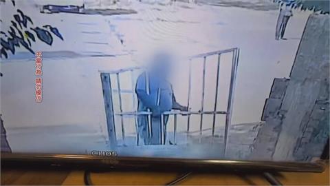 荒唐!男「自備砂輪機」拆鐵門 頭伸過欄杆「穿著鐵門」騎車上路