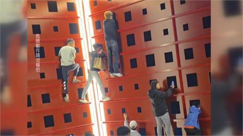 台灣版霍諾德！搶看屏東燈節演唱會 民眾攀爬十米高裝置藝術