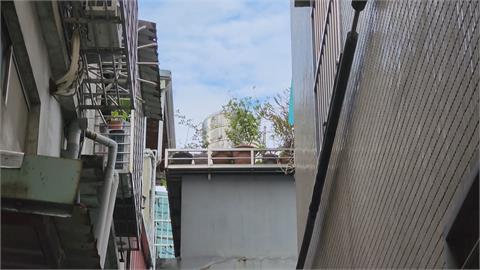 火警女子爬3樓陽台求救　員警「肉身」當梯子救人