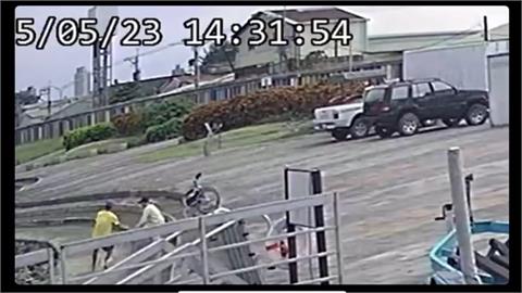 輪椅翁疑未拉煞車「險墜基隆河」　驚險畫面曝！滑水教練飛奔救人