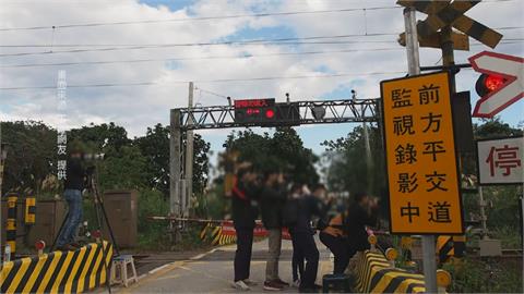 違法！搶跟「蒸汽國王」合照！　鐵道迷鑽過遮斷桿