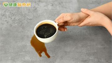 手肘痛到連咖啡都拿不起來！醫揭「高爾夫球肘」警訊　拖久恐手麻無力