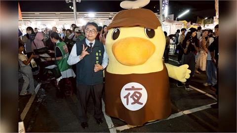 快新聞／太可愛了！黃偉哲合體「夜奇鴨」快閃   發放夜市券民眾超驚喜