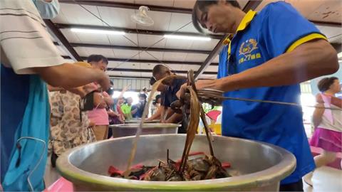 礁溪時潮社區「蟳蝦祭趣味競賽」　「綁紅蟳」比賽誰手速最快