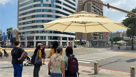 高雄啟用3座遮陽傘掀討論　環團質疑不種樹本末倒置