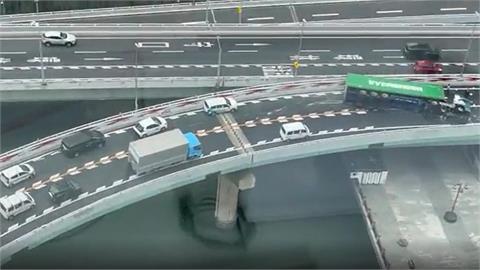 陸上版「大排長榮」又來！貨車在日本阪神高翻車「回堵」影片曝光