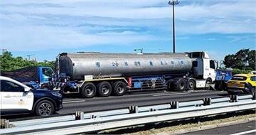 驚險!槽車撞小貨車 油罐幸無外洩無人傷