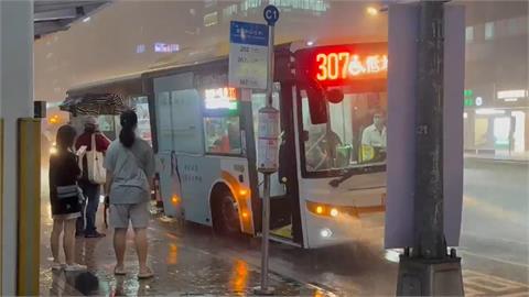 雨彈夜襲！12縣市大雨特報　慎防雷擊、強陣風