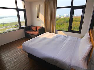 澎湖高CP值【陽光城堡海景花園旅店】躺在床上就能賞海景！