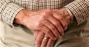 87歲翁突變沉默！對家人超冷淡疑失智　一查竟是「耳屎太多」害的