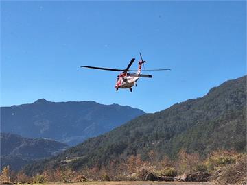 女子登山不慎滑落山谷　搜救隊員馳援骨折　搭直升機送醫