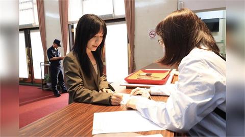 快新聞/吳沛憶一人熱舞!遞出總預算第一案前 媒體捕捉議場前獨舞